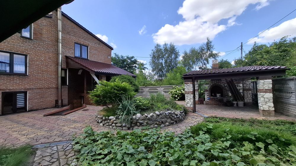 Dom mieszkalny z wieżą.