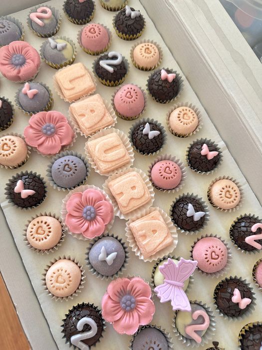 Doces personalizados - Brigadeiros e mini cale donuts