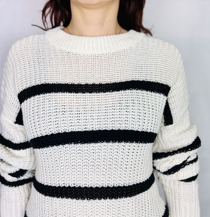 Biały sweter w czarne pasy o luźnym splocie L 40