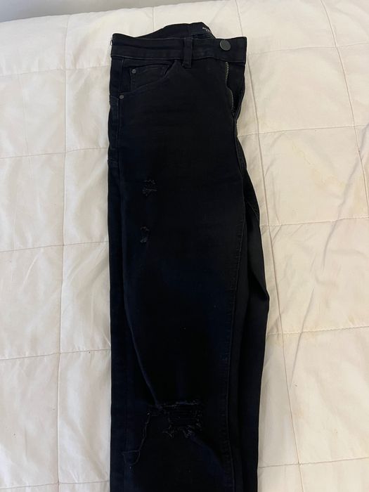 Jeansy z dziurami Reserved