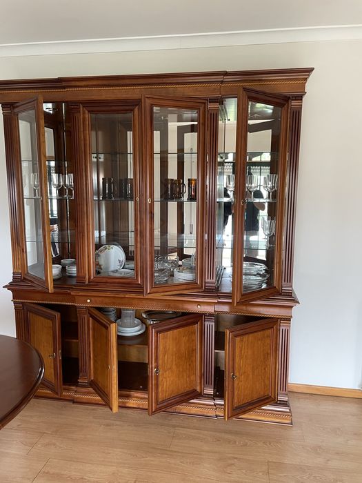 Vitrine / Cristaleira Clássica em Madeira de Cerejeira – Excelente Estado