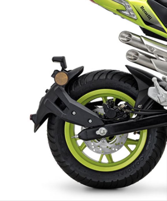 Guarda lamas com suporte de matricula para Beneli TNT 125 / 135 (completo) impecavel.