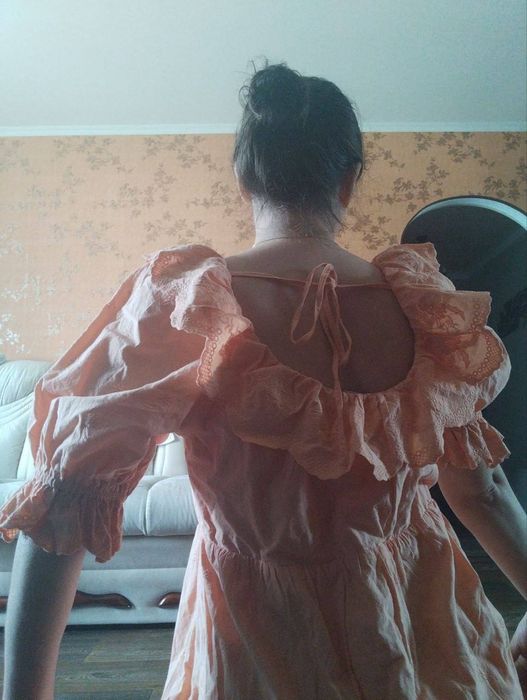 Персикова сукня з вишивкою