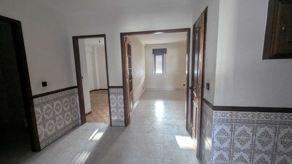 T2 com Arrecadação no Carregado – Excelente Localização