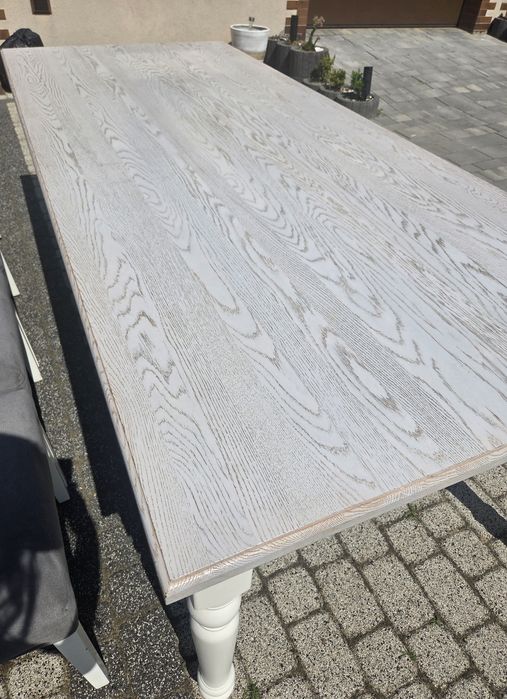 Stół z bielonym,dębowym blatem i kompletem krzeseł