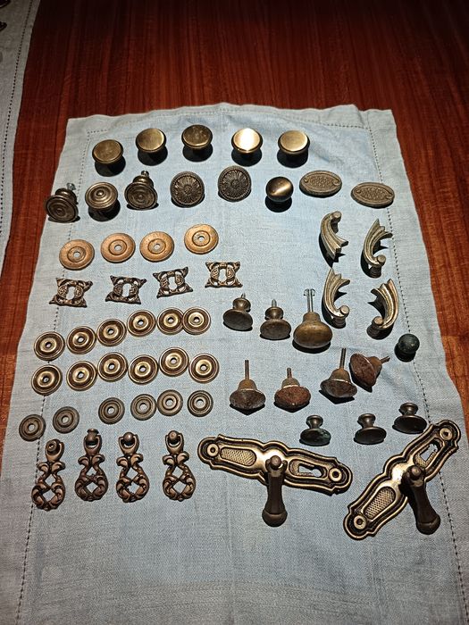 Puxadores e outras peças em latão