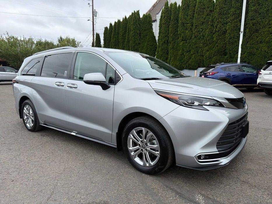 Toyota Sienna Platinum 7-Passenger      2023