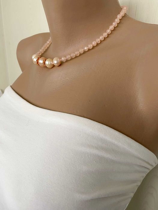 Рожевий чокер нареченої з натуральних перлів та кришталю, 42 см.