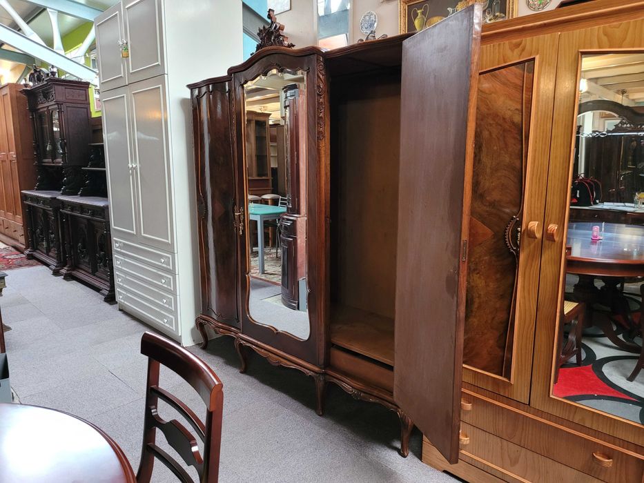 Guarda fatos antigo em muito bom estado geral