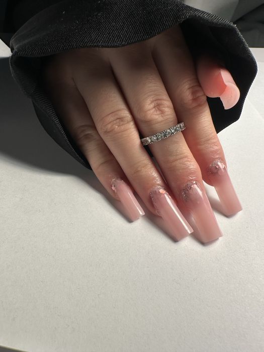 Modelka na stylizacje paznokci