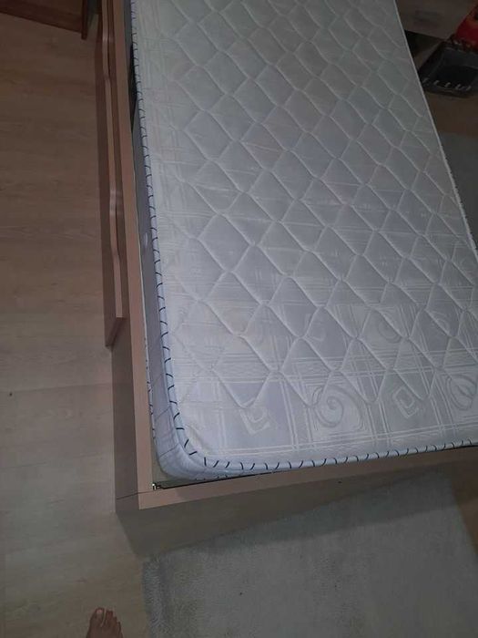 Cama em madeira com gavetões