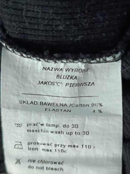 Czarna bluzeczka z prążkowanego materiału – uniwersalny rozmiar
