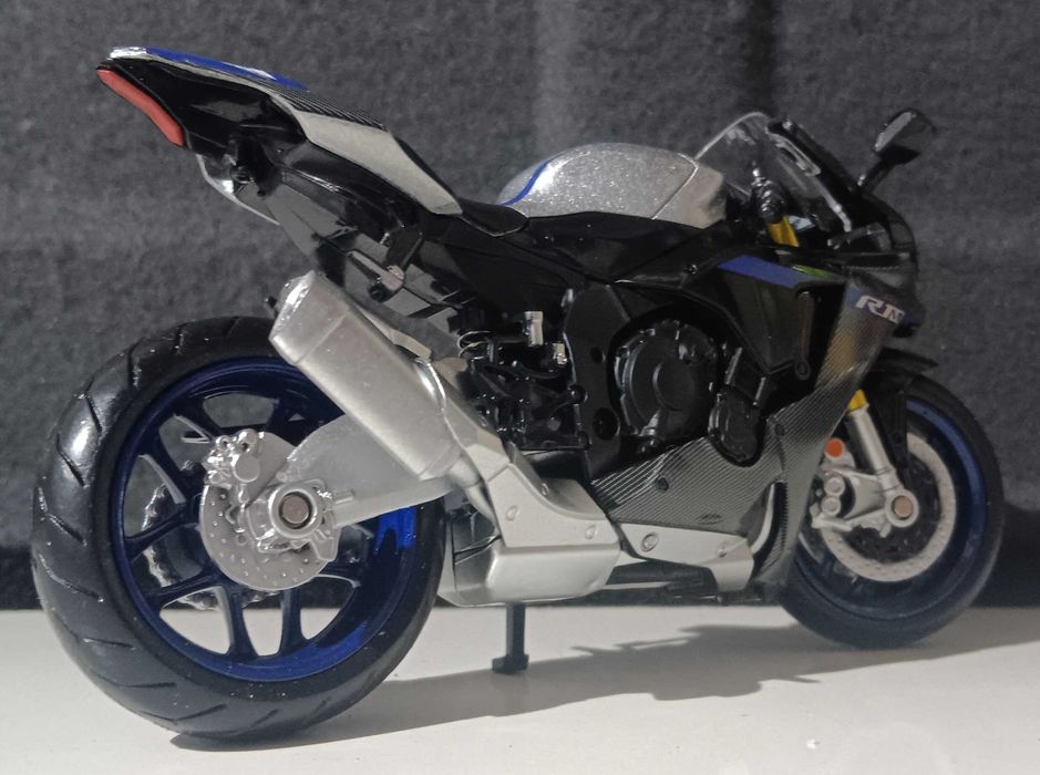 Yamaha r1M carbon