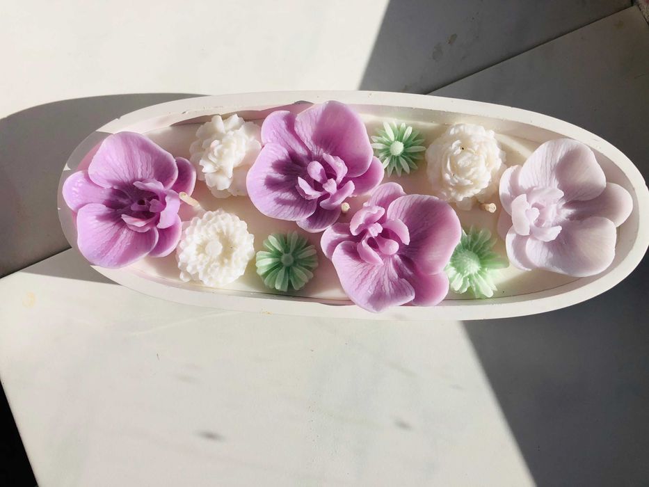 Świeca świeczka w owalnym dużym pojemniku kwiaty