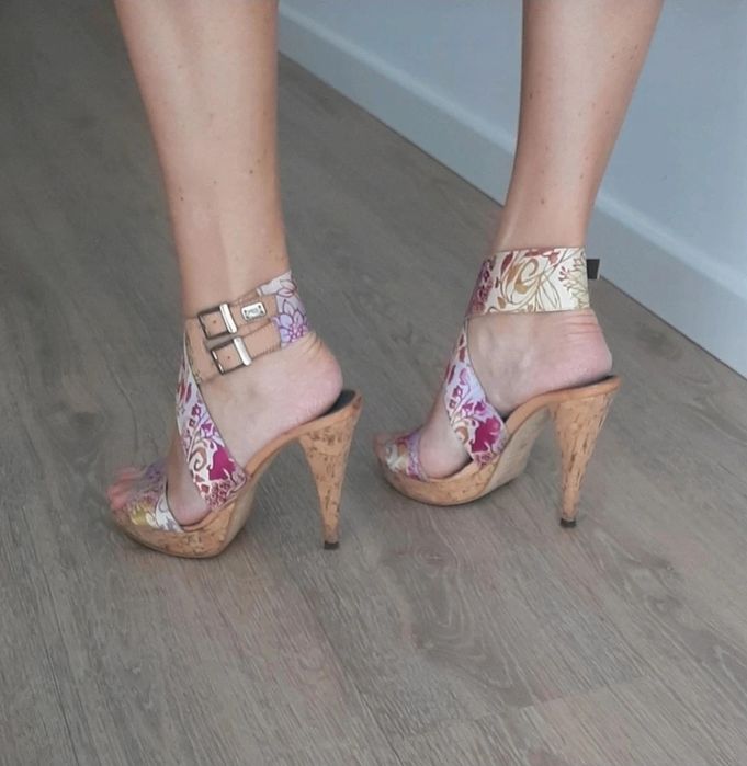 Sandálias de tiras coloridas, da Prof, nr. 39