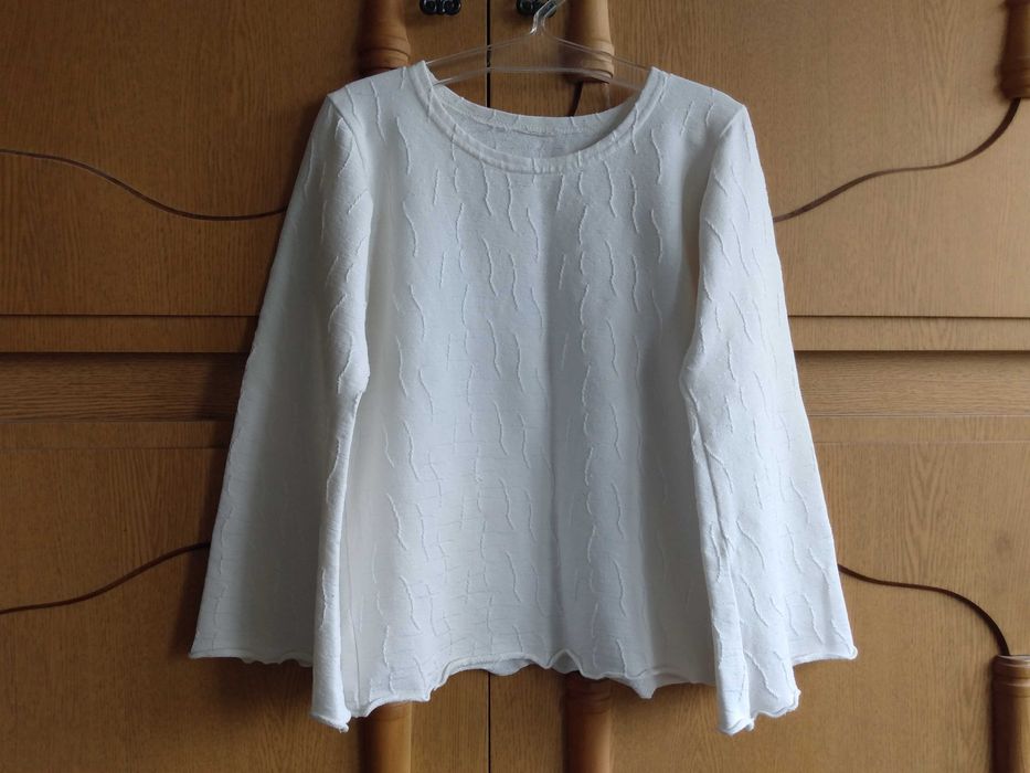 Sprzedam oryginalną białą bluzkę z długim rękawem rozmiar 110/116