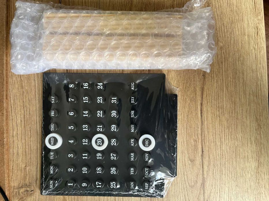 Календарь на деревянной подставке из акрила