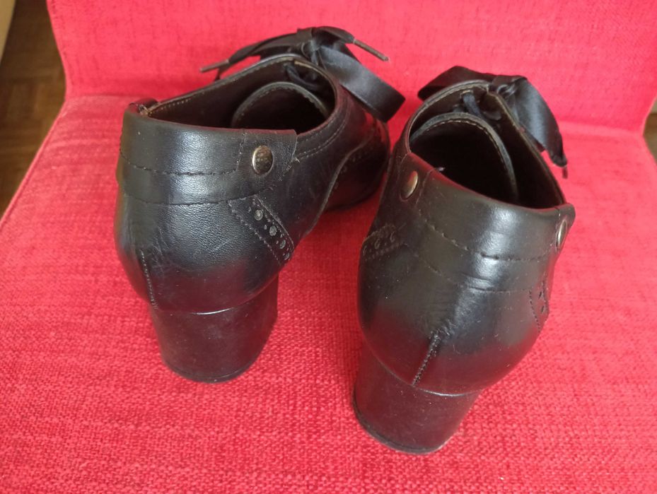 Sapato em pele preto Tapadas nº35 com fita de cetim