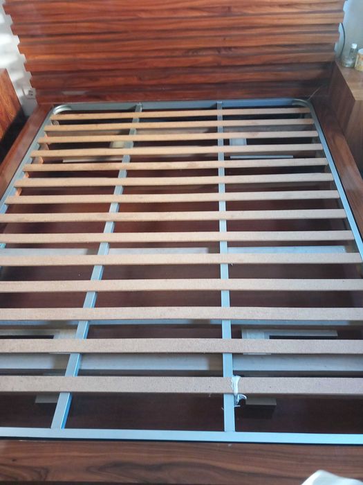 Cama casal + extrado + colchao+ 2  mesas de cabeçeira maçissa pesadas.