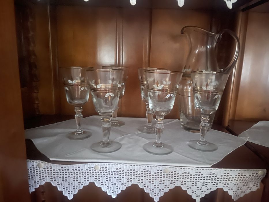 Vendo vários serviços de copos e peças decorativas