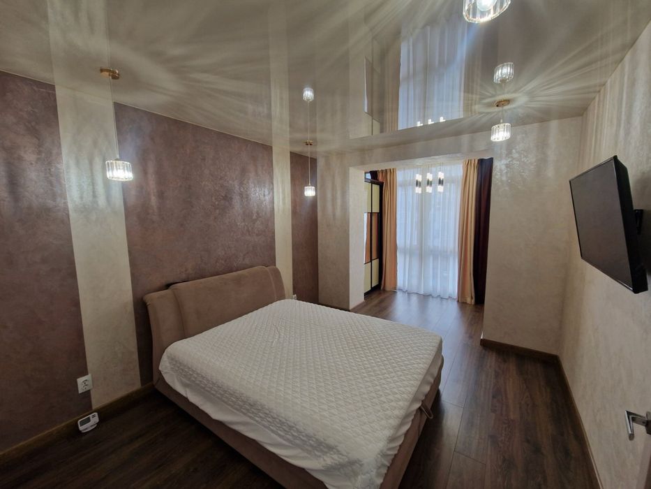 Продається квартира з великою кухнею 30м.,в ЖК закритого типу, з ремонтом,частково меблі.