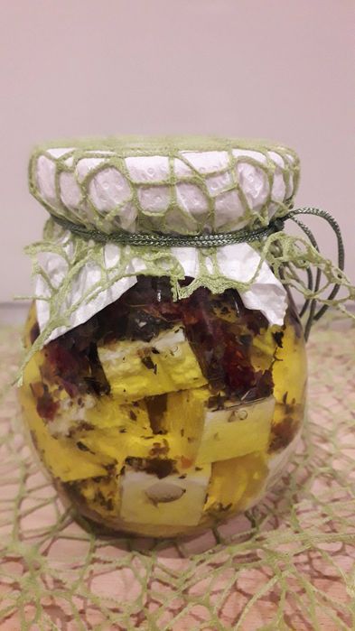 Ser kozi w oleju z przyprawami