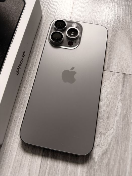 Telefon smartfon iPhone 15 Pro Max srebrny jak nowy 256GB