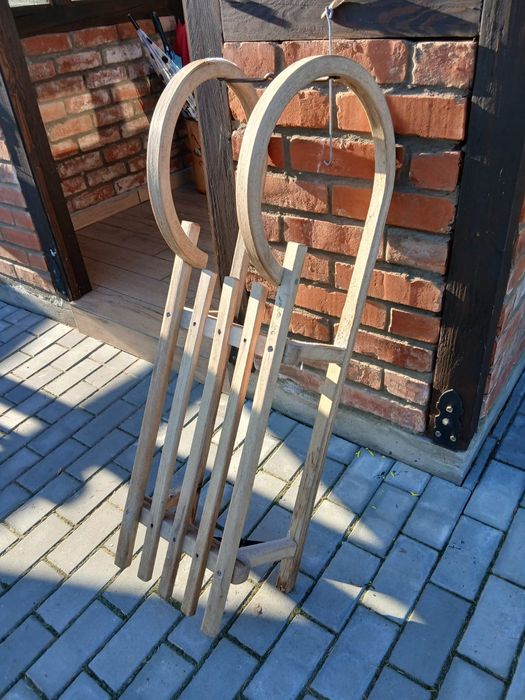 Drewniane ozdobne sanki