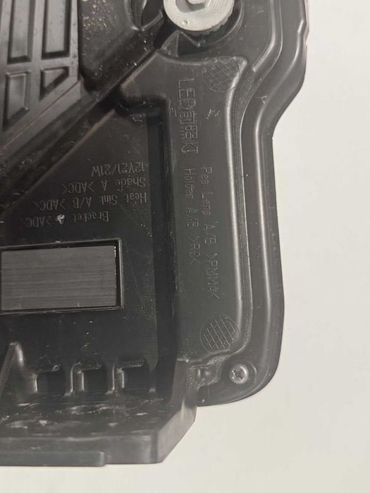 XPENG P7i - LED Frontal Esquerdo - Usado com pequeno arranhão