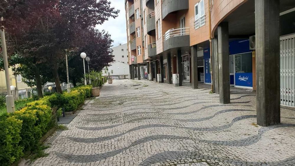 Loja 46 m2 c/ wc privativo - Areosa - Rua D. Afonso Henriques