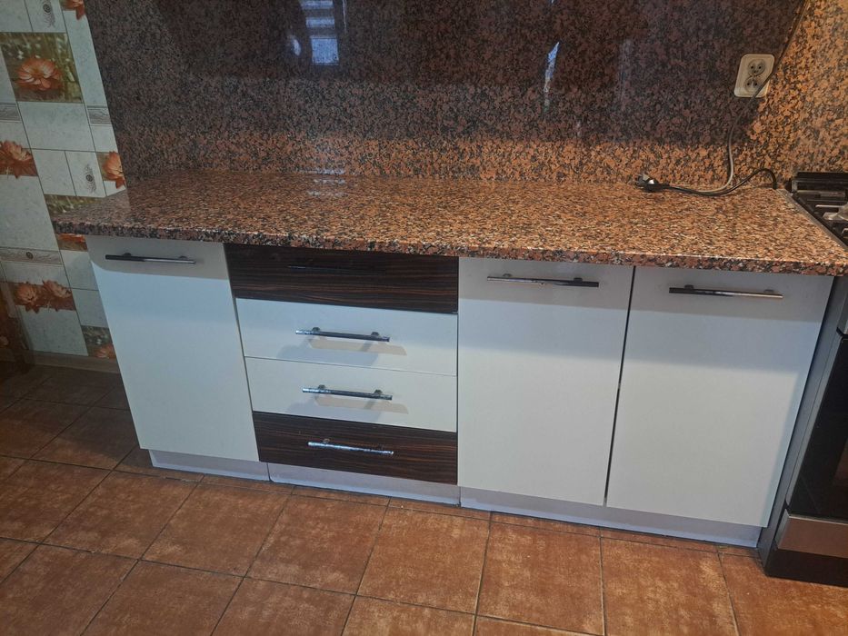 Szafki kuchenne z blatem granitowym