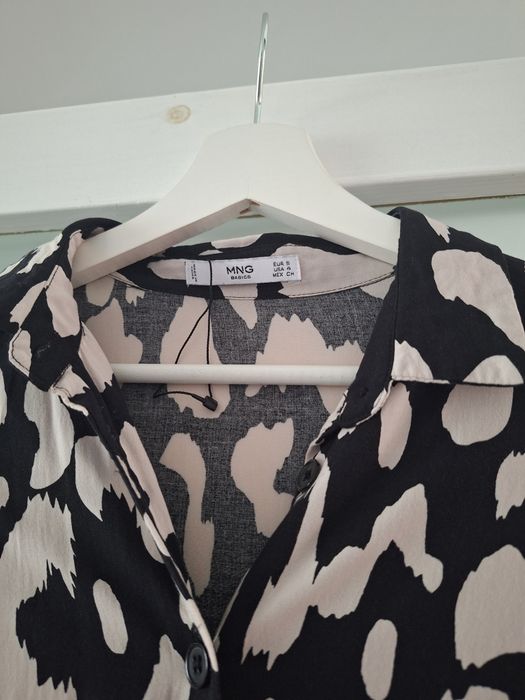 Sukienka bialo czarna cętki print jesień szmizjerka  r. S MANGO