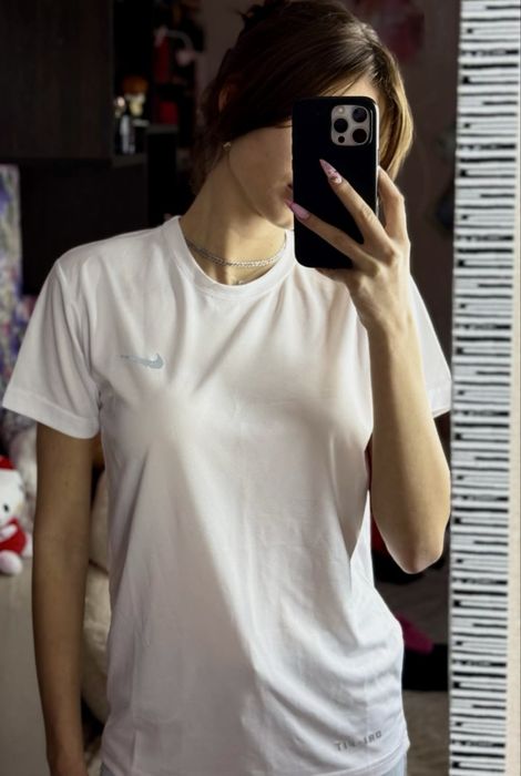 Білосніжна футболка Nike в сіточку