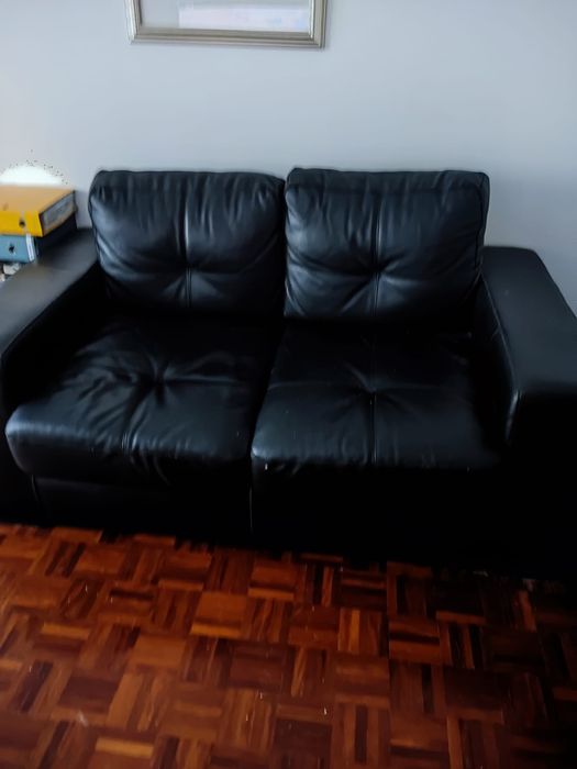 Sofá em pele preto