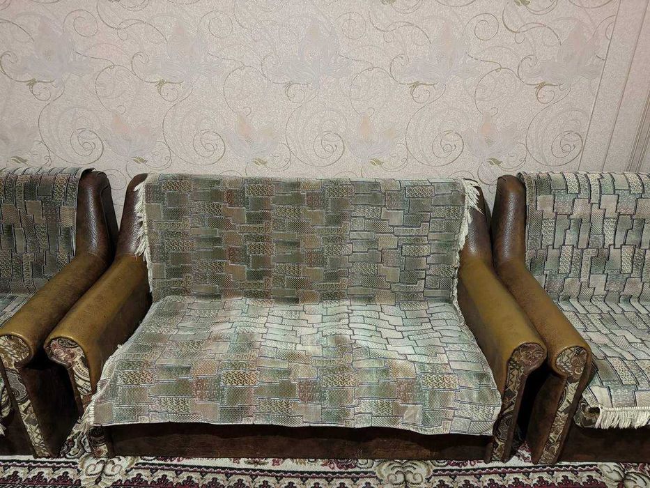 Продам вживаний розкладний Диван та Два крісла м.Вараш