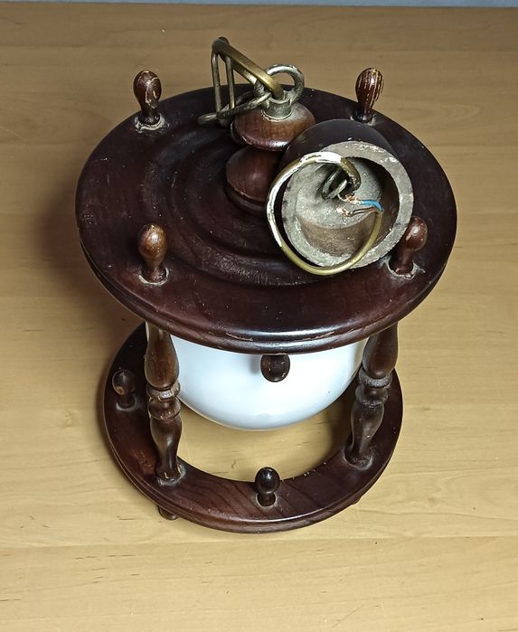 Candeeiro de teto em madeira