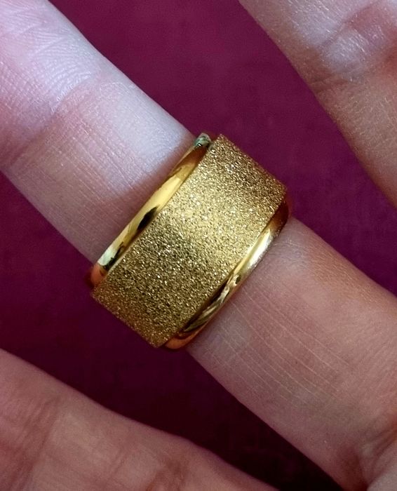 Anel/aliança dourado, em aço, grossinho e muito brilhante. T17