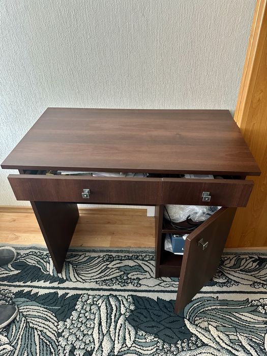 Biurko Rustikal Sierpc 90×50 cm – 2 szuflady + szafka, kolor orzech