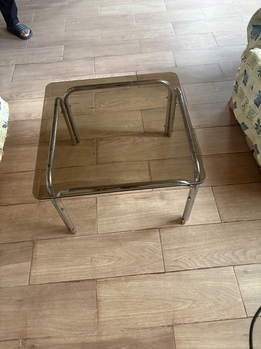 Mesa antiga com tampo de vidro
