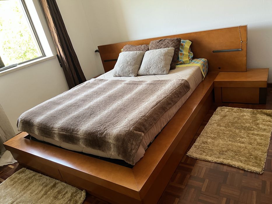 Cama de casal de madeira
