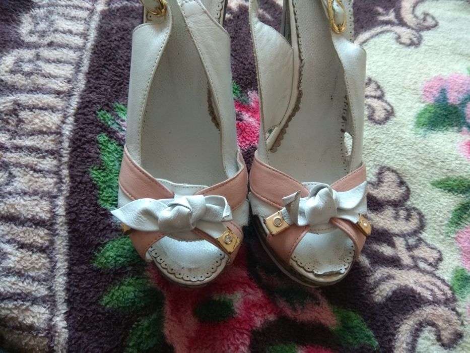 Босоніжки шкіряні