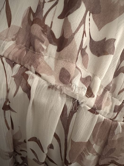 Vestido com folhos