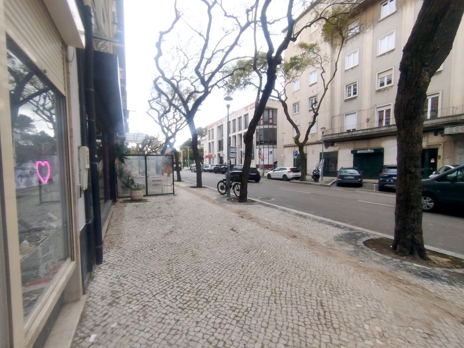 Loja na Av. 5 de Outubro com água incluída– Localização Premium