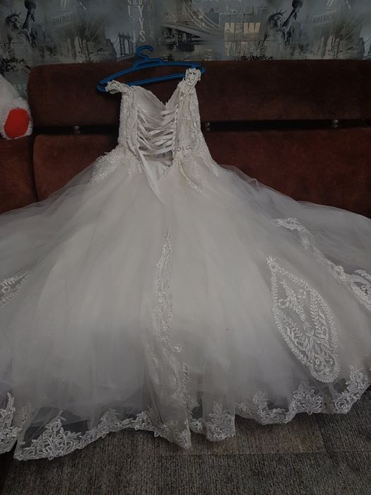Продам весільню сукню