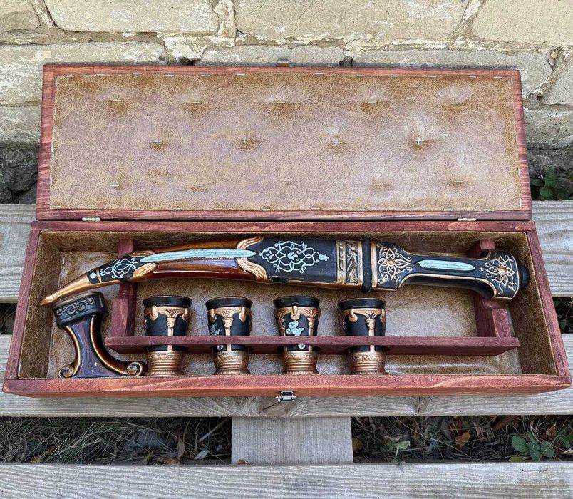 Подарунковий набір Шабля з чарками у дерев’яній скрині для чоловіків