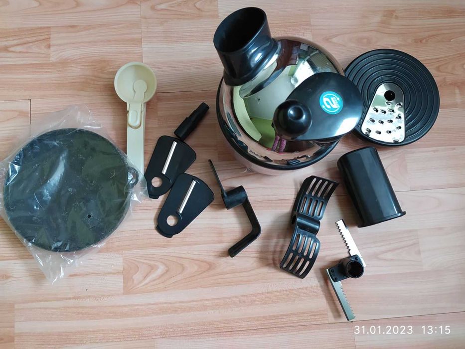Ручний комбайн подрібнювач з насадками.