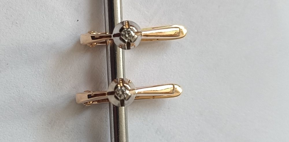 Серьги золотые с бриллиантами.