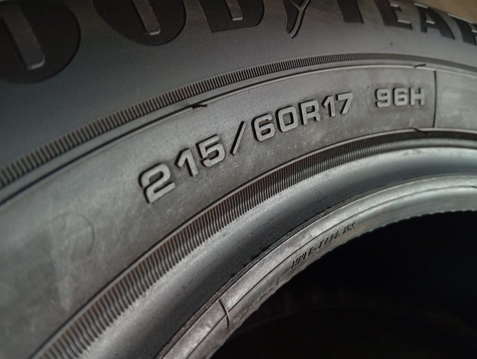 Комплект r17 215/60 Goodyear UltraGrip Performance+ зимові шини в ідеальному робочому стані сезон тільки їздила 8мм Германія виробник, майже 24рік
