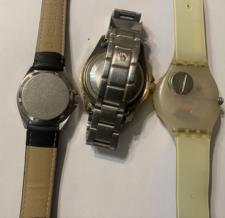 Três  relógios de pulso.