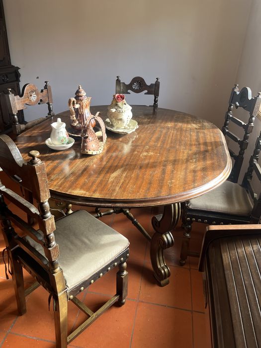Mesa e cadeiras